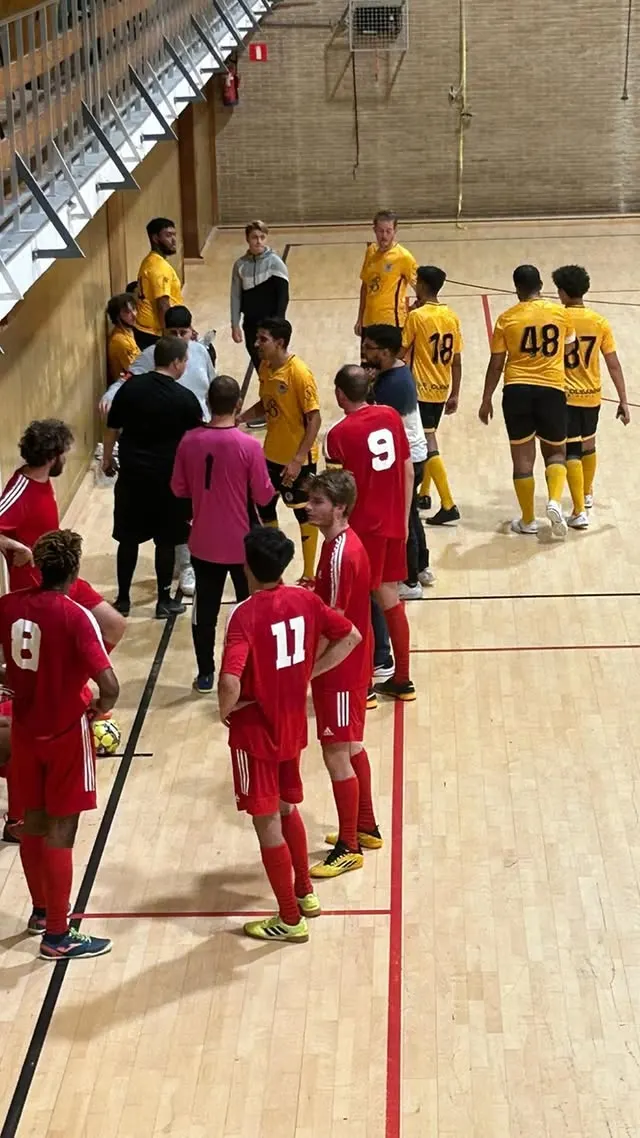 Action de jeu lors d'une rencontre de l'Union Molenbeek en salle, face à une équipe en rouge