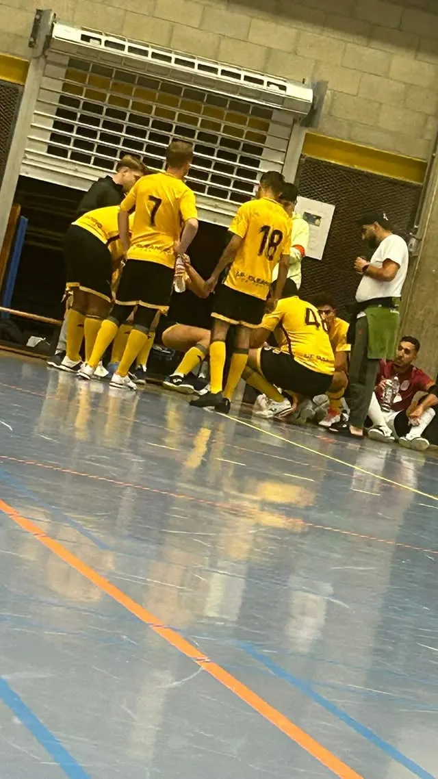 Les joueurs de l'Union Molenbeek sur le banc pendant une rencontre en salle