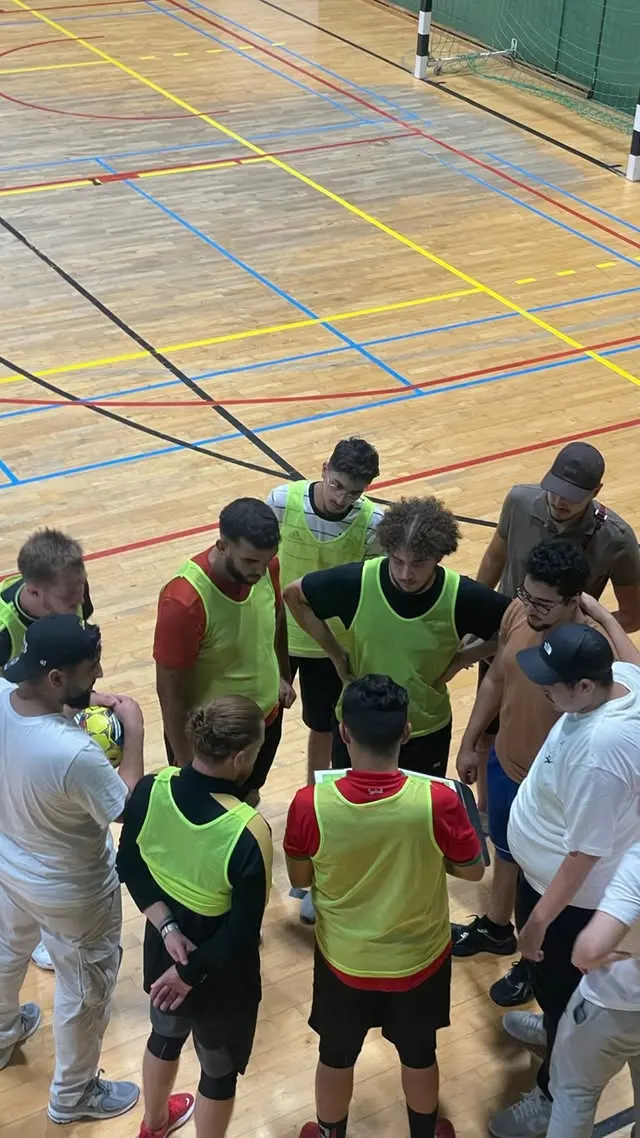 Causerie de l'équipe de l'Union Molenbeek réunie en cercle avant l'entraînement