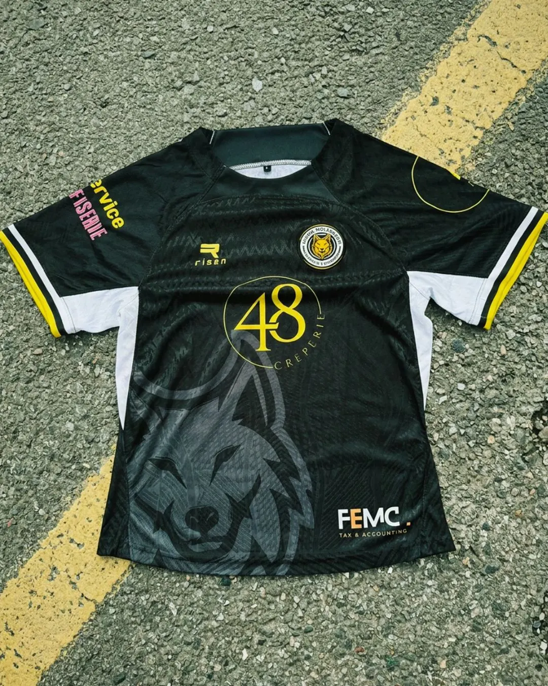 Maillot domicile noir et jaune de l'Union Molenbeek, floqué du numéro 48