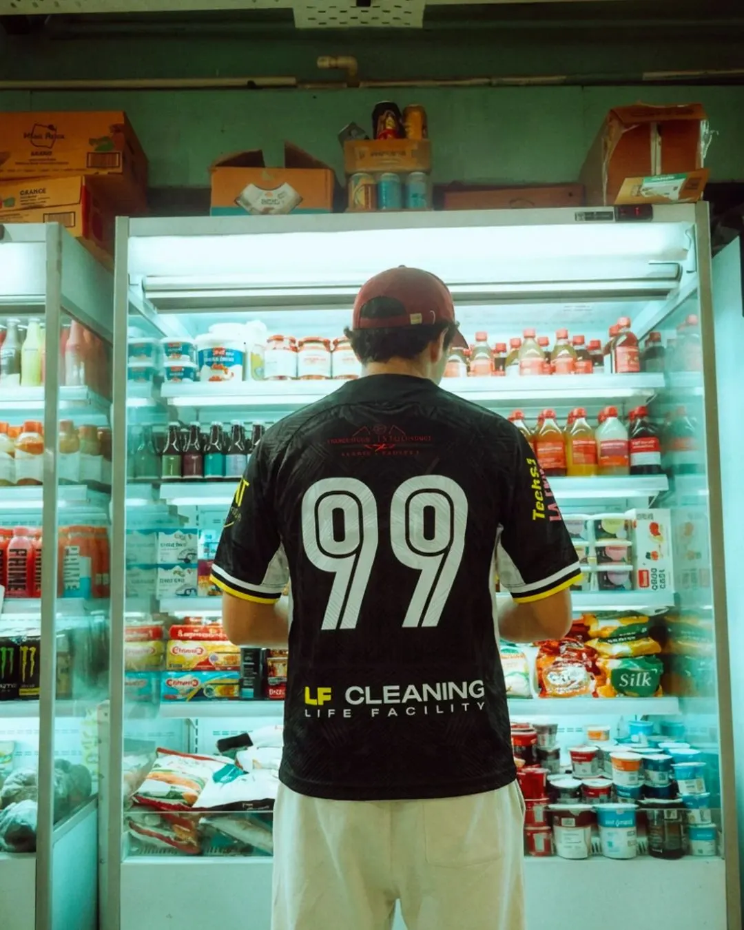 Le maillot extérieur de l'Union Molenbeek, floqué du numéro 99, porté chez un sponsor du quartier