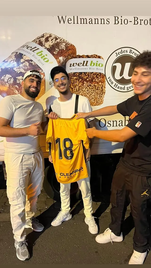 Remise du maillot de l'Union Molenbeek à un commerçant partenaire du club